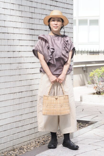 【スナップ】50代の服選びは素材を重視！ フリマで出合った“とっておき”をまとう秋