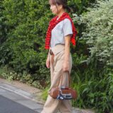 【スナップ】50代も参考にしたい赤の挿し色テク！ 定番のTシャツ×チノパンをおしゃれにアップデート