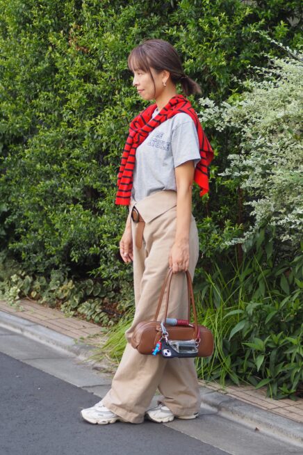 【スナップ】50代も参考にしたい赤の挿し色テク！ 定番のTシャツ×チノパンをおしゃれにアップデート