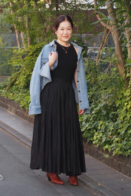 【スナップ】50代必見♡ 「デニムジャケット」で抜け感を出す秋のワンピーススタイル