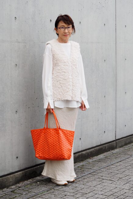 【スナップ】秋らしさ増す「ボアベスト」があれば！ ホワイトコーデが印象づく挿し色テクを拝見