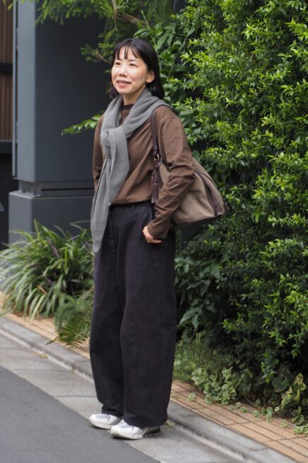 【スナップ】2025年の秋は “ブラウン”でトレンド感アップ！ まわりと差がつく小物使いを拝見