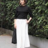【スナップ】50代が着こなすモノトーン！ 「ザラ」のニット＆スカートをスニーカーでカジュアルに