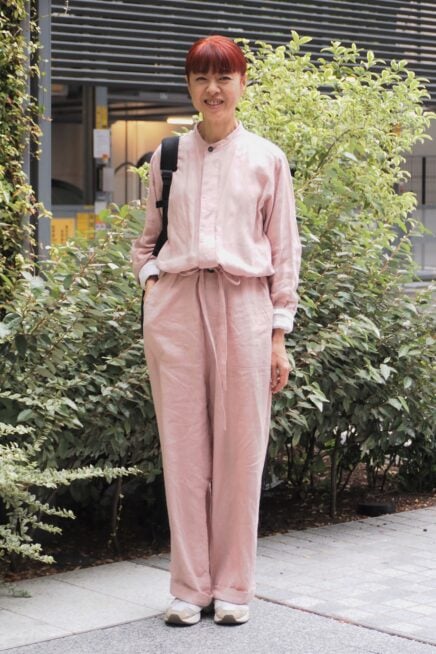 【スナップ】50代のピンクコーデ♡ リネンの「オールインワン」が甘すぎないリラックススタイルに