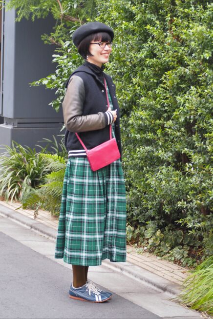 【スナップ】小物使いに悩む50代のお手本! 挿し色のピンクをきかせた甘辛ミックスコーデ