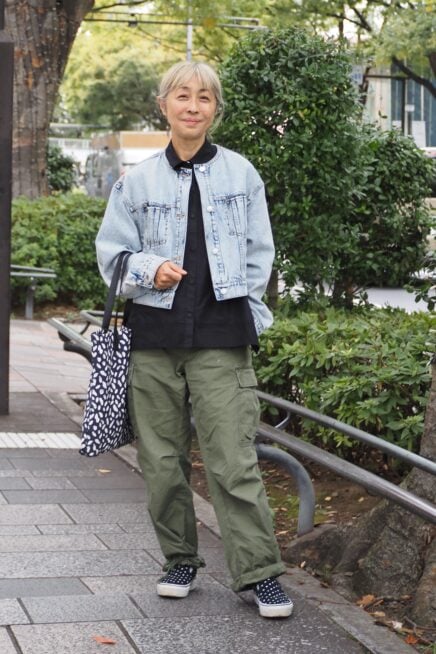 【スナップ】50代のおしゃれ迷子さん必見! デニム×カーキでつくる秋のこなれカジュアル