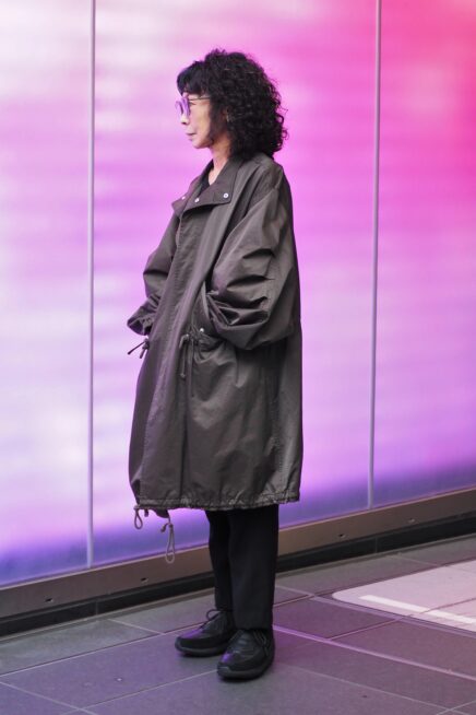 【スナップ】50代もマネしたい！ オーバーサイズの「モッズコート」をまとったモードカジュアル