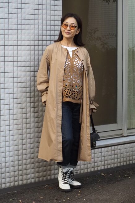 【スナップ】「ユニクロ」デニムをかっこよく着こなすコツは？ トレンチコート×白ブーツであか抜け