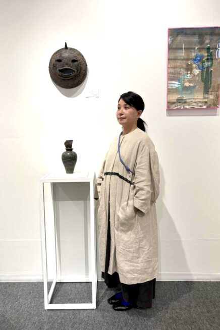 【大阪スナップ】「コムデギャルソン」のマキシ丈ワンピースにリネンのアウター「support surface（サポートサーフェス）」をオン