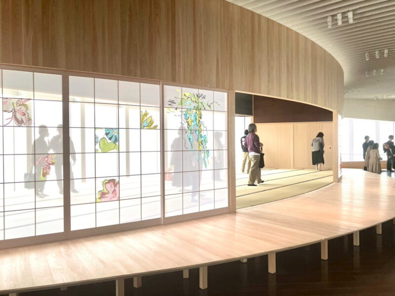 数寄屋建築の職人が手掛けた畳張りの空間。、障子や畳にはフランスの刺しゅうやツイードが