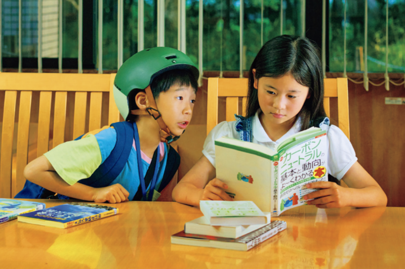『ふつうの子ども』 監督：呉美保 出演：嶋田鉄太、瑠璃、味元耀大、瀧内公美、少路勇介、 大熊大貴、長峰くみ、林田茶愛美、風間俊介、蒼井 優 テアトル新宿ほかにて全国公開中