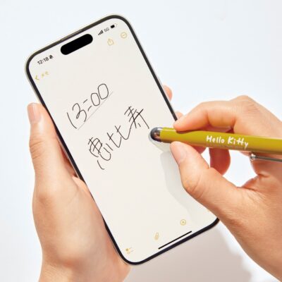 大人のおしゃれ手帖 2025年11月号 付録【「ハローキティ」が初登場！
3種コネクタ付きのUSBケーブル、タッチペン、ステッカー、缶ケースの豪華4点セット】 タップやメモにも使えるタッチペン