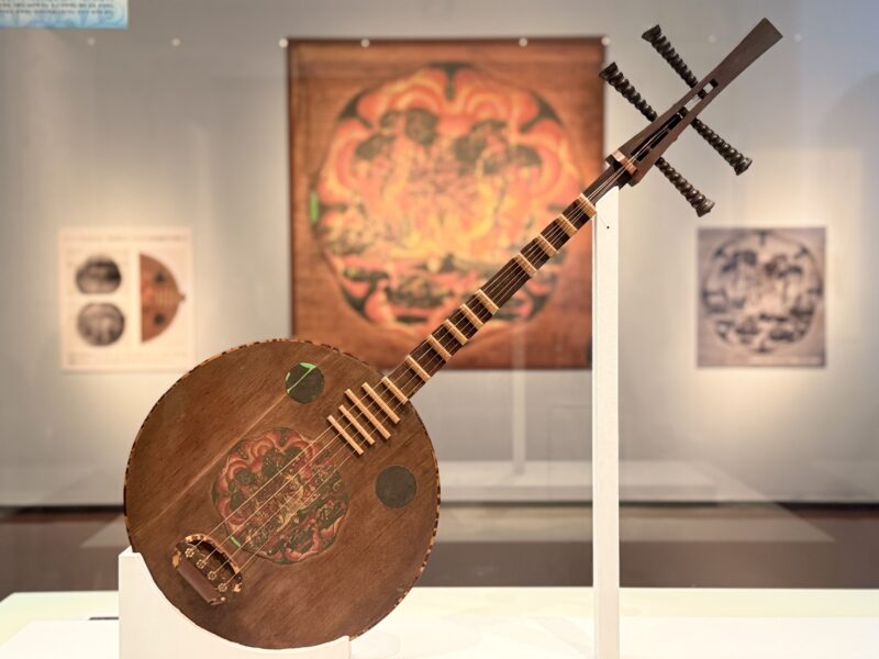 第77回正倉院展　南倉125「桑木阮咸（くわのきのげんかん）」