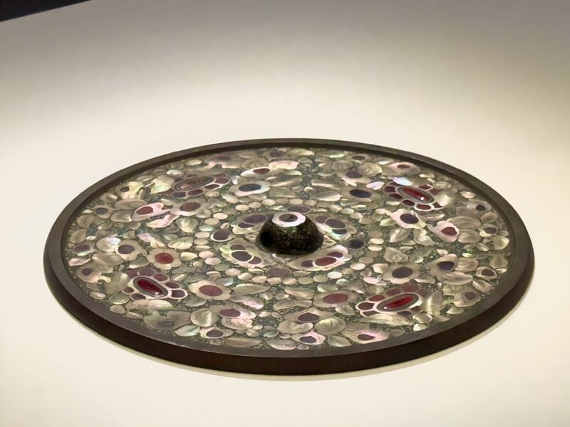 第77回正倉院展　北倉42「平螺鈿背円鏡　附 題箋（へいらでんはいのえんきょう　つけたり だいせん）」