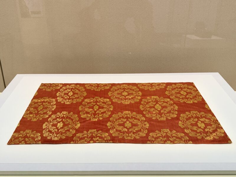 第77回正倉院展　南倉150「赤地錦几褥（あかじにしきのきじょく）」