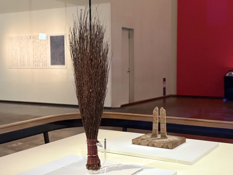 第77回正倉院展　南倉75「子日目利箒（ねのひのめとぎのほうき）」・南倉76「粉地彩絵倚几（ふんじさいえのいき）」