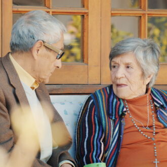 老人ホームに潜入調査をするものの……。『83歳のやさしいスパイ』©2021 Dogwoof Ltd - All Rights Reserved