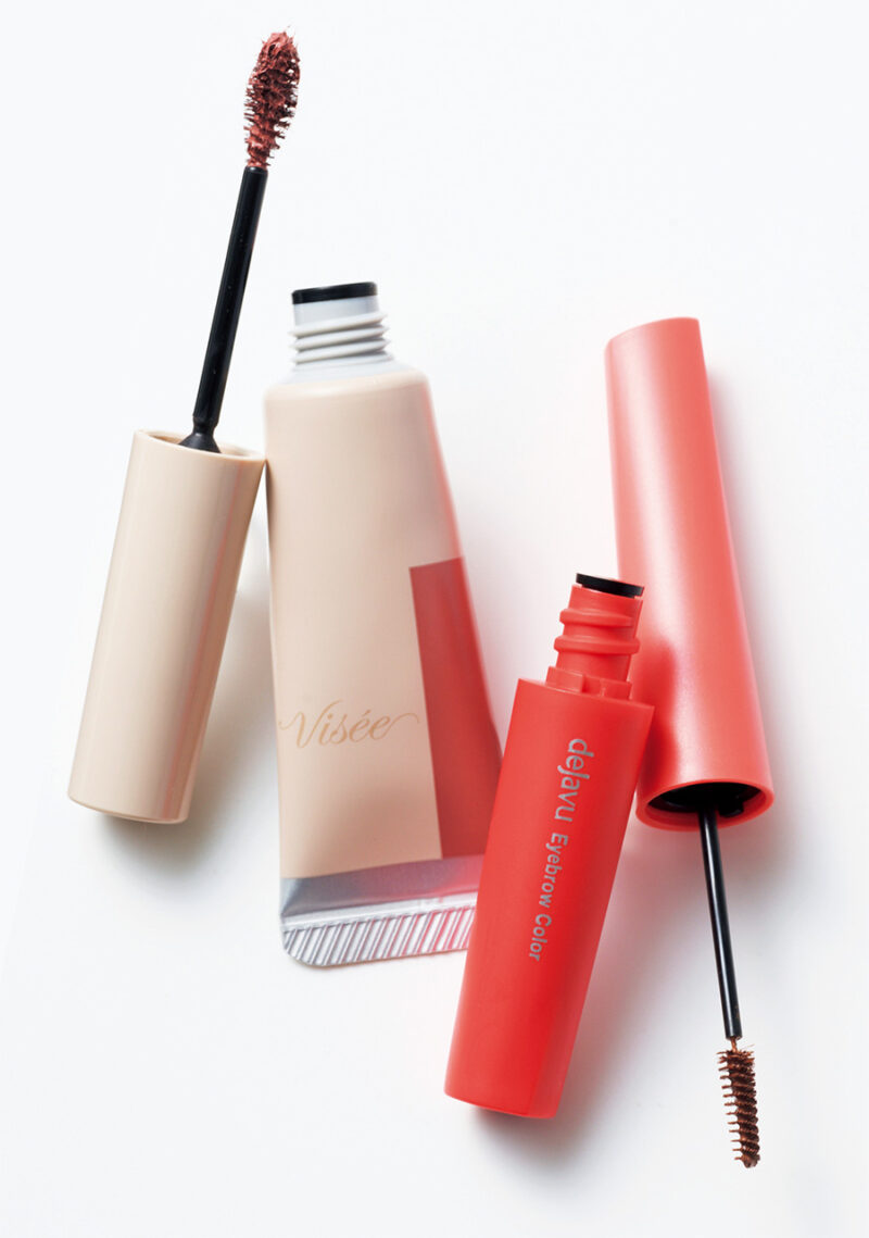 （右）こなれて見えるピンクブラウン。極小サイズのブラシだから、肌につかず毛にだけ色がつく。デジャヴュ アイブロウカラー 5 ￥880／イミュ （左）柔らかいピンクベージュ。高発色なのに、お湯で落とせるフィルムタイプ。ヴィセ　フラッフデザイン アイブロウカラー BR-4 ￥1,100（編集部調べ）／コーセー