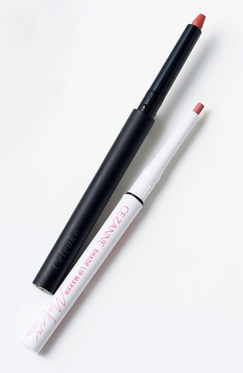 （右）ほんのりくすんだベージュピンクで、唇の輪郭そのもののように仕上がる。セザンヌ 影色リップメイカー 02 ￥660／セザンヌ化粧品　 （左）程よく血色感を演出する、まろやかなレッドブラウン。にじみにくい処方。セルヴォーク ドローイング リップペンシル 01 ￥3,080／セルヴォーク