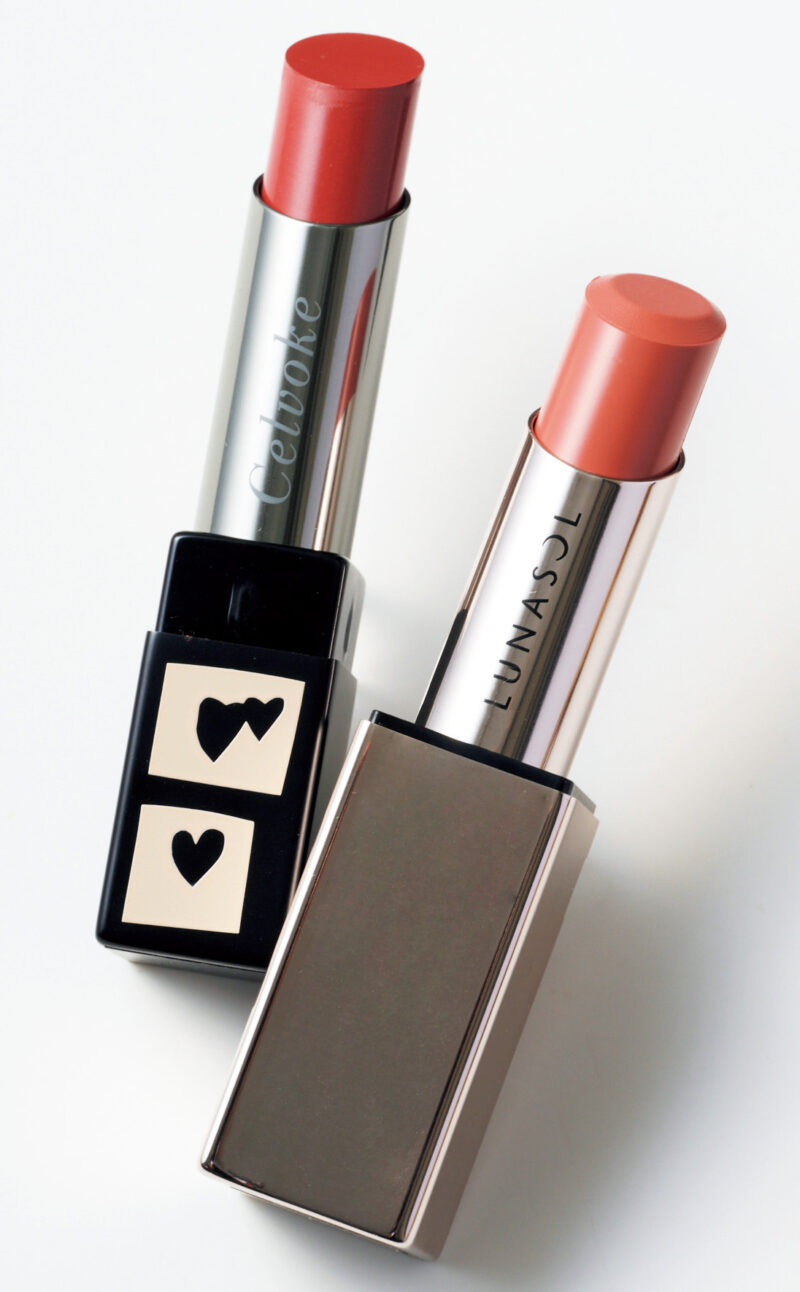 （右）洗練されたオレンジベージュ。密着性が高く、色とツヤが長持ちする。ルナソル フュージングカラーリップス 10 ￥4,620／カネボウ化粧品　 （左）ゴールドパールがきらめく、優しいピンクベージュ。セルヴォーク リベレイティッド マット リップス N 01￥3,960（セット価格）／セルヴォーク