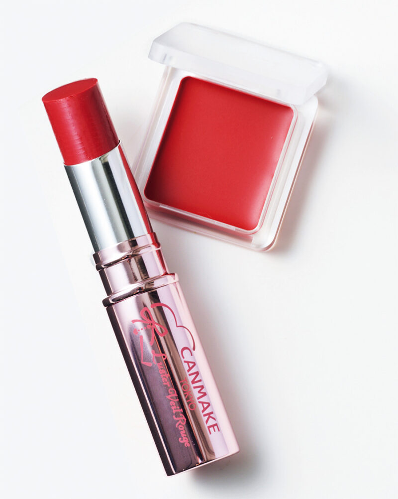 （右）透明感のある赤。しっとりとした感触でカサつき唇にも密着。ちふれ リップ ＆ チークバーム RD10 ￥550／ちふれ化粧品　 （左）フランボワーズのようにジューシーな発色。キャンメイク ラスターヴェールルージュ 02 ￥1,298／井田ラボラトリーズ