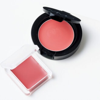 （右）いきいきとした印象になるコーラルピンク。 MiMC ミネラルクリーミーチーク 06 ￥3,630／MIMC　 （左）鮮やかすぎない、大人に似合うピンク。程よいツヤ感で元気に見せる。 ちふれ リップ ＆ チーク バーム PK40 ￥550／ちふれ化粧品