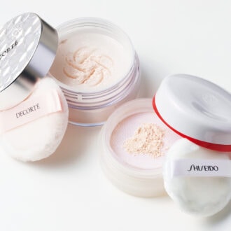 （右）美容成分で微粒子パウダーをコーティング。肌の乾燥を長時間防ぐ。SHISEIDO エッセンス スキンセッティングパウダー 01 ￥5,500（編集部調べ）／SHISEIDO　 （左）パウダーなのにつややかに仕上がる。ルース パウダー 00 ￥6,270／コスメデコルテ