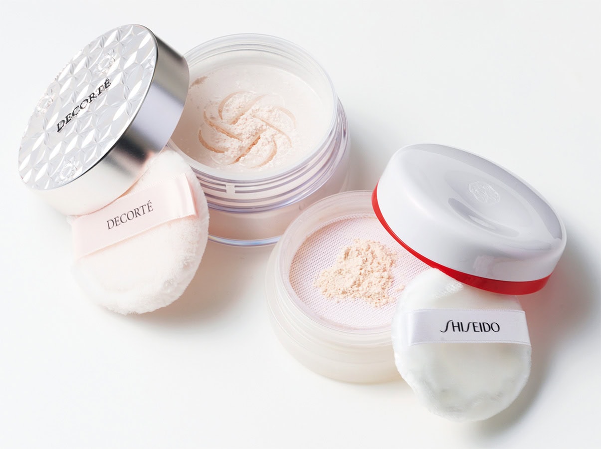（右）美容成分で微粒子パウダーをコーティング。肌の乾燥を長時間防ぐ。SHISEIDO エッセンス スキンセッティングパウダー 01 ￥5,500（編集部調べ）／SHISEIDO　 （左）パウダーなのにつややかに仕上がる。ルース パウダー 00 ￥6,270／コスメデコルテ