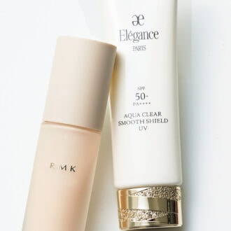 （右）透明感をプラス。 アクアクリア スムースシールドUV SPF50+･PA++++ ￥5,500／エレガンス コスメティックス　 （左）みずみずしい質感に。 RMK メイクアップベース ￥4,400／RMK Division　