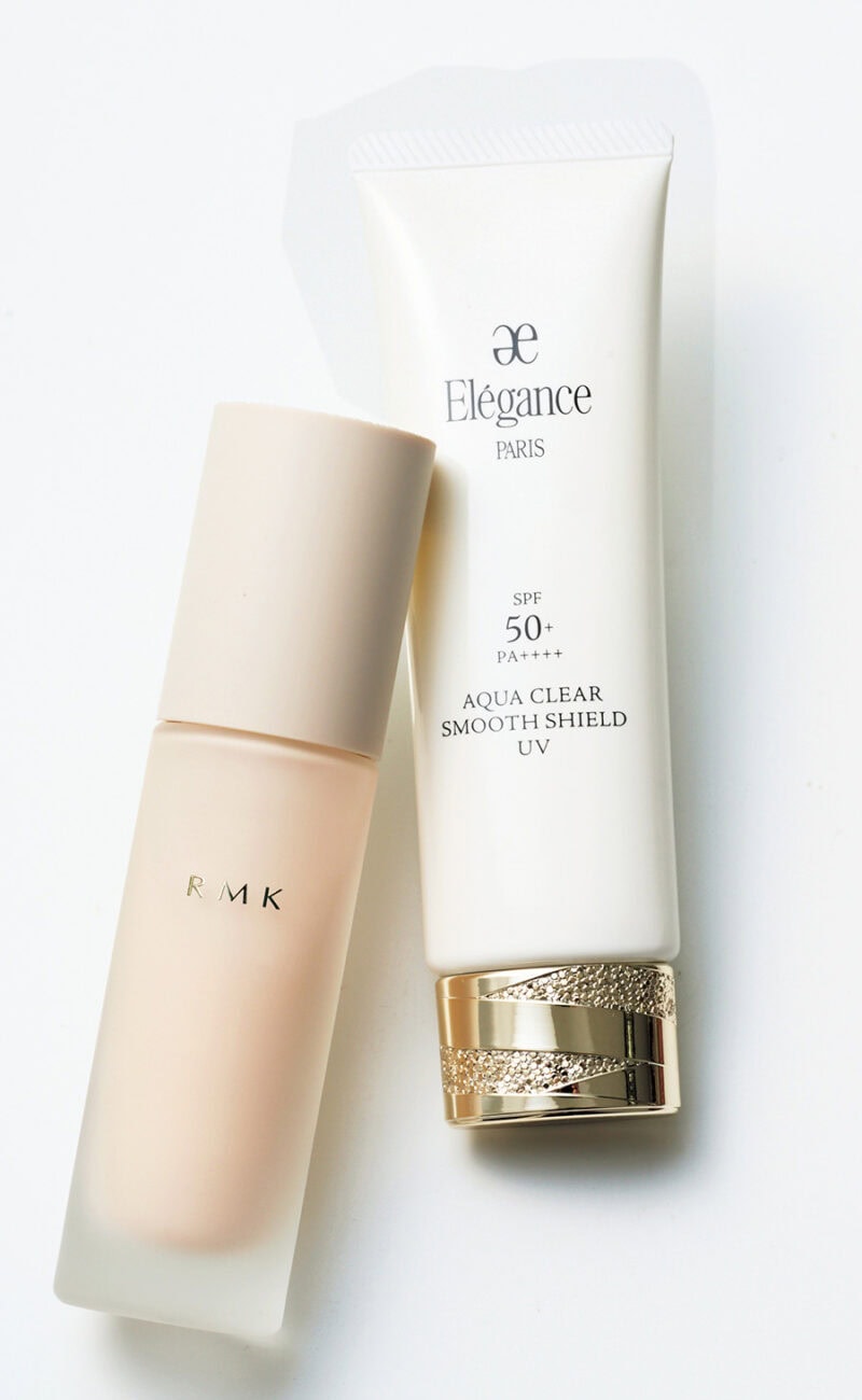 (右)透明感をプラス。 アクアクリア スムースシールドUV SPF50+・PA++++ ¥5,500/エレガンス コスメティックス  (左)みずみずしい質感に。 RMK メイクアップベース ¥4,400/RMK Division