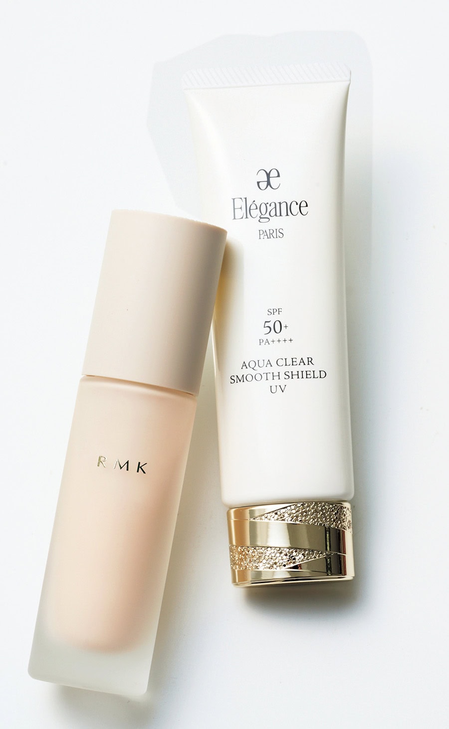 （右）透明感をプラス。 アクアクリア スムースシールドUV SPF50+･PA++++ ￥5,500／エレガンス コスメティックス　 （左）みずみずしい質感に。 RMK メイクアップベース ￥4,400／RMK Division　
