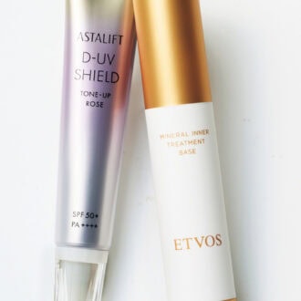 　（右）赤みをカバーするイエロー。 エトヴォス ミネラルインナートリートメントベース マカロンイエロー SPF31･PA+++ ￥4,950（限定品）／エトヴォス　 （左）くすみをカバーするピンク。 アスタリフト D-UVシールド トーンアップ ローズSPF50+･PA++++ ￥4,290／アスタリフト