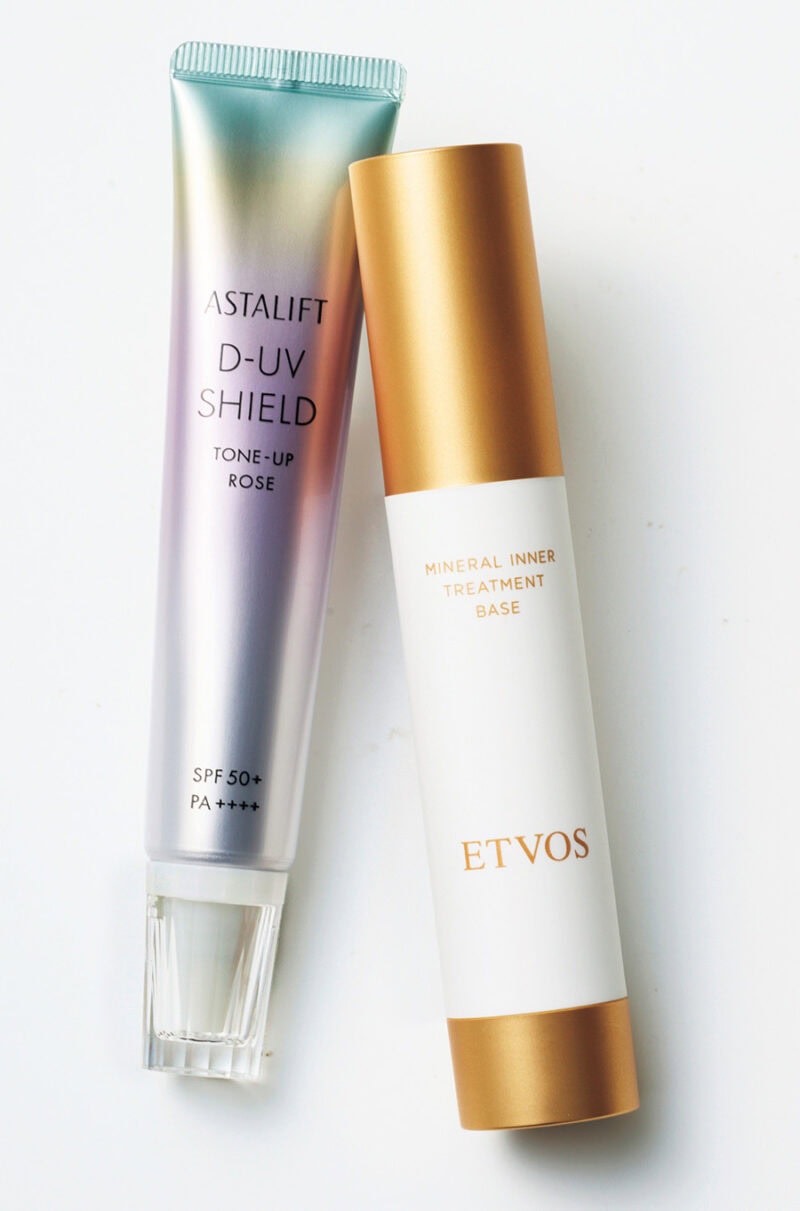 (右)赤みをカバーするイエロー。 エトヴォス ミネラルインナートリートメントベース マカロンイエロー SPF31・PA+++ ¥4,950(限定品)/エトヴォス  (左)くすみをカバーするピンク。 アスタリフト D-UVシールド トーンアップ ローズSPF50+・PA++++ ¥4,290/アスタリフト