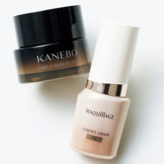 （右）うるおいを与える美容液ファンデーション。 マキアージュ エッセンスリキッド EX SPF50+･PA++++ 全5色 ￥3,740（編集部調べ）／マキアージュ　 （左）カバー力と素肌感を両立。 カネボウライブリースキン ウェアⅡ SPF4・PA+ 全10色￥12,100／カネボウインターナショナルDiv.