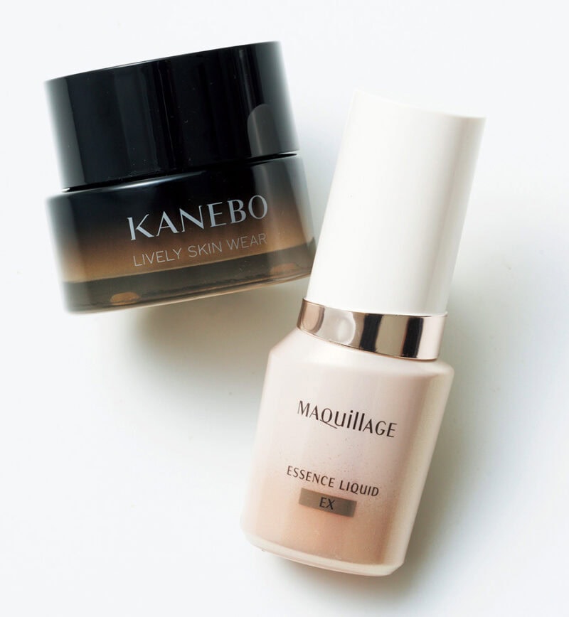 (右)うるおいを与える美容液ファンデーション。 マキアージュ エッセンスリキッド EX SPF50+・PA++++ 全5色 ¥3,740(編集部調べ)/マキアージュ  (左)カバー力と素肌感を両立。 カネボウライブリースキン ウェアⅡ SPF4・PA+ 全10色¥12,100/カネボウインターナショナルDiv.
