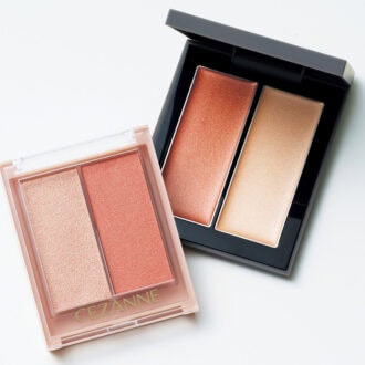 （右）肌にのせるとクリームがパウダーに変化し、自然に溶け込む。THREE シマリング グロー デュオR 01 ￥4,950／THREE　 （左）濡れたようなツヤ感をプラスする。セザンヌ フェイスグロウカラー 01 ￥660／セザンヌ化粧品