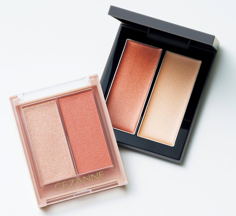 （右）肌にのせるとクリームがパウダーに変化し、自然に溶け込む。THREE シマリング グロー デュオR 01 ￥4,950／THREE　 （左）濡れたようなツヤ感をプラスする。セザンヌ フェイスグロウカラー 01 ￥660／セザンヌ化粧品