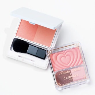 （右）ハッピー感あふれるピーチコーラル。 キャンメイクパウダーチークス P03 ￥660／井田ラボラトリーズ　 （左）フレッシュな印象のアプリコットオレンジ。つややかな質感に。 ナチュラグラッセ チークブラッシュN 03￥4,180／ナチュラグラッセ