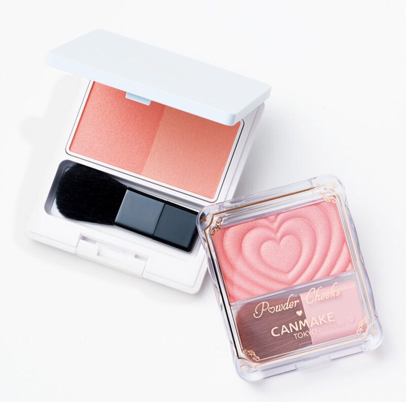 （右）ハッピー感あふれるピーチコーラル。 キャンメイクパウダーチークス P03 ￥660／井田ラボラトリーズ　 （左）フレッシュな印象のアプリコットオレンジ。つややかな質感に。 ナチュラグラッセ チークブラッシュN 03￥4,180／ナチュラグラッセ