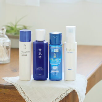 （右）浴び続けてきた紫外線の蓄積ダメージをもケア。エクセルーラ クリアローションW［ 医薬部外品］ 150mL ¥3,960／佐藤製薬 （中右）美白だけでなく乾燥も積極ケア。肌ラボ 白潤プレミアム 薬用浸透美白化粧水 ［医薬部外品］ 170mL ¥990（編集部調べ）／ロート製薬　 （中左）美白も肌荒れ防止も１本で実現。薬用雪肌精 ブライトニング エッセンス ローション［ 医薬部外品］ 200mL¥4,180（編集部調べ）／コーセー　 （左）乾燥肌にもなじみやすいとろみ感。トランシーノ薬用ブライトニングクリアローション ［医薬部外品］ 150mL ¥3,630（編集部調べ）／第一三共ヘルスケア