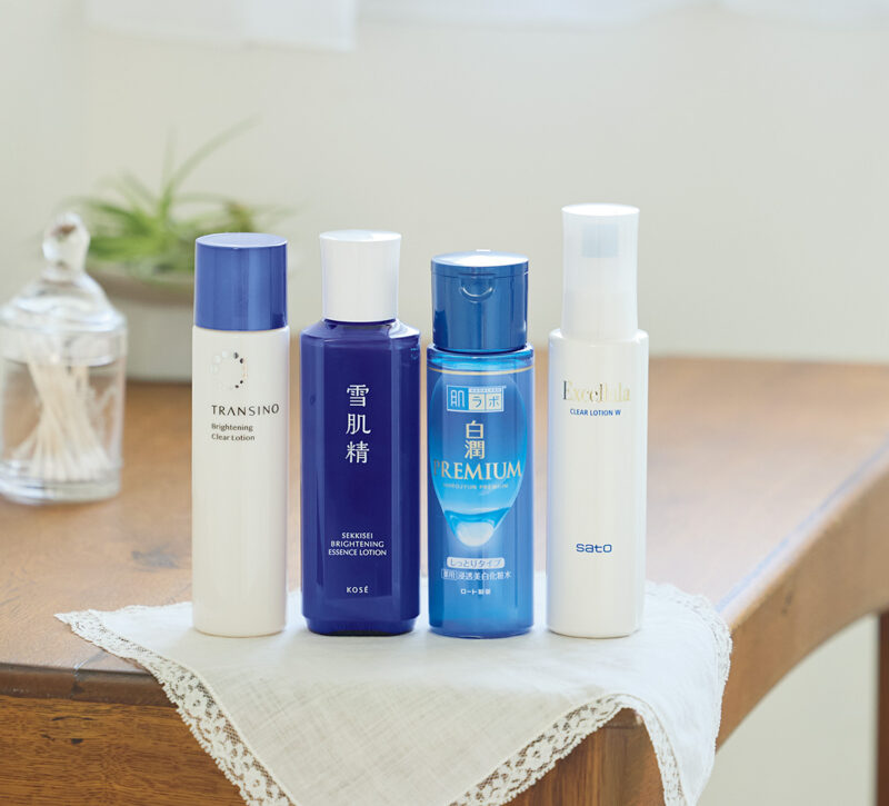 （右）浴び続けてきた紫外線の蓄積ダメージをもケア。エクセルーラ クリアローションW［ 医薬部外品］ 150mL ¥3,960／佐藤製薬 （中右）美白だけでなく乾燥も積極ケア。肌ラボ 白潤プレミアム 薬用浸透美白化粧水 ［医薬部外品］ 170mL ¥990（編集部調べ）／ロート製薬　 （中左）美白も肌荒れ防止も１本で実現。薬用雪肌精 ブライトニング エッセンス ローション［ 医薬部外品］ 200mL¥4,180（編集部調べ）／コーセー　 （左）乾燥肌にもなじみやすいとろみ感。トランシーノ薬用ブライトニングクリアローション ［医薬部外品］ 150mL ¥3,630（編集部調べ）／第一三共ヘルスケア