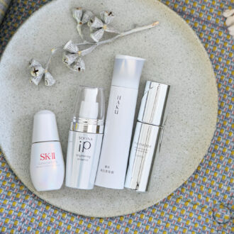 （右）美白だけでなく、シワ改善も。アンフィネス ブライトニング イノベーション［ 医薬部外品］ 40mL ¥11,000／アルビオン　 （中右）頑固なシミの原因を究明し、先回りして作らせない。HAKUメラノフォーカスⅣ ［医薬部外品］ 45g ¥11,000（編集部調べ）／資生堂　 （中左）紫外線を浴びた直後に出される“メラニンを作れ”情報が伝わるのを抑制。ソフィーナ iP ブライトニング美容液 ［医薬部外品］ 40g ¥6,380（編集部調べ）／花王　 （左）赤、黄、茶、灰色の4つのくすみの原因に働きかける。SK- Ⅱ ジェノプティクス インフィニットオーラ エッセンス［医薬部外品］ 30mL ¥22,000（編集部調べ）／ SK- Ⅱ