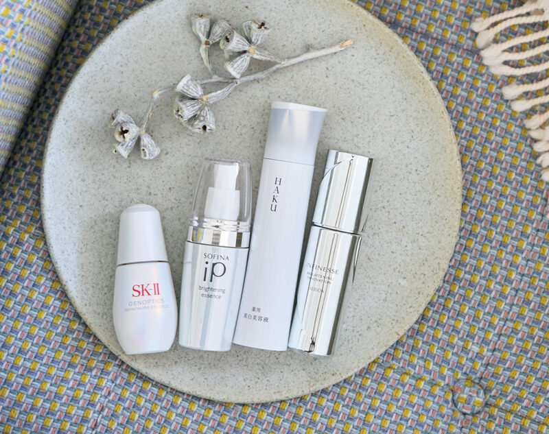 （右）美白だけでなく、シワ改善も。アンフィネス ブライトニング イノベーション［ 医薬部外品］ 40mL ¥11,000／アルビオン　 （中右）頑固なシミの原因を究明し、先回りして作らせない。HAKUメラノフォーカスⅣ ［医薬部外品］ 45g ¥11,000（編集部調べ）／資生堂　 （中左）紫外線を浴びた直後に出される“メラニンを作れ”情報が伝わるのを抑制。ソフィーナ iP ブライトニング美容液 ［医薬部外品］ 40g ¥6,380（編集部調べ）／花王　 （左）赤、黄、茶、灰色の4つのくすみの原因に働きかける。SK- Ⅱ ジェノプティクス インフィニットオーラ エッセンス［医薬部外品］ 30mL ¥22,000（編集部調べ）／ SK- Ⅱ