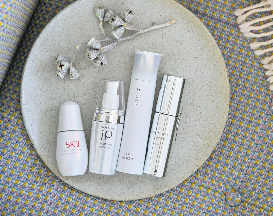（右）美白だけでなく、シワ改善も。アンフィネス ブライトニング イノベーション［ 医薬部外品］ 40mL ¥11,000／アルビオン　 （中右）頑固なシミの原因を究明し、先回りして作らせない。HAKUメラノフォーカスⅣ ［医薬部外品］ 45g ¥11,000（編集部調べ）／資生堂　 （中左）紫外線を浴びた直後に出される“メラニンを作れ”情報が伝わるのを抑制。ソフィーナ iP ブライトニング美容液 ［医薬部外品］ 40g ¥6,380（編集部調べ）／花王　 （左）赤、黄、茶、灰色の4つのくすみの原因に働きかける。SK- Ⅱ ジェノプティクス インフィニットオーラ エッセンス［医薬部外品］ 30mL ¥22,000（編集部調べ）／ SK- Ⅱ