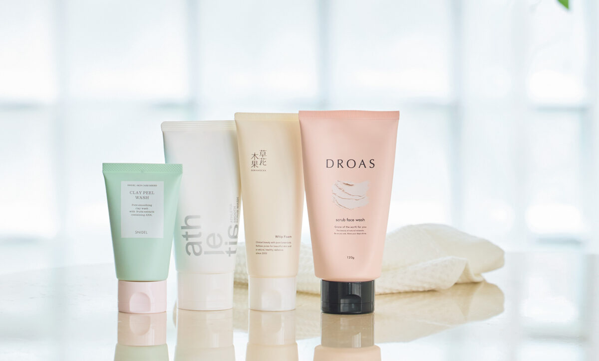 （右）コラーゲンやうるおいキープ成分で、洗い上がりしっとり。ドロアス クレイマイルドスクラブウォッシュ 120g ¥990／I-ne　 （中右）毛穴周りの肌にハリを与えて、毛穴を目立ちにくくする。草花木果ホイップフォーム 90g ¥1,980／キナリ　 （左中）肌にのせて30 秒置くとディープクレンジングとして、普段の洗顔には泡立てることでマイルドに使える２ウェイ。スムーススクラブウォッシュ 120g ¥4,950／アスレティア　 （左）古い角質もオフして、繰り返す毛穴詰まりを解消。つるんとなめらかな肌に洗い上げる。スナイデル クレイ ピール ウォッシュ 70g ¥2,970／スナイデル ビューティ