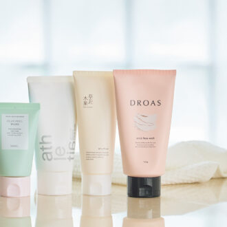 （右）コラーゲンやうるおいキープ成分で、洗い上がりしっとり。ドロアス クレイマイルドスクラブウォッシュ 120g ¥990／I-ne　 （中右）毛穴周りの肌にハリを与えて、毛穴を目立ちにくくする。草花木果ホイップフォーム 90g ¥1,980／キナリ　 （左中）肌にのせて30 秒置くとディープクレンジングとして、普段の洗顔には泡立てることでマイルドに使える２ウェイ。スムーススクラブウォッシュ 120g ¥4,950／アスレティア　 （左）古い角質もオフして、繰り返す毛穴詰まりを解消。つるんとなめらかな肌に洗い上げる。スナイデル クレイ ピール ウォッシュ 70g ¥2,970／スナイデル ビューティ