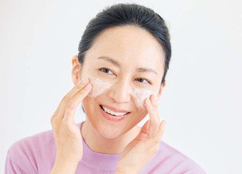 ごわつき50代の肌をクリアに導く 【3ステップ美白】シミの根は秋に