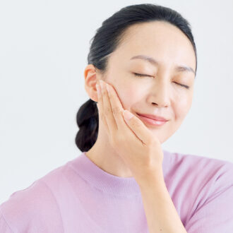 ごわつき50代の肌をクリアに導く
【3ステップ美白】シミの根は秋に刈り取るのが正解！