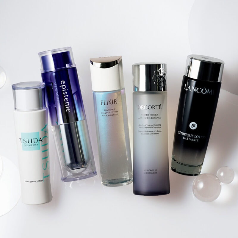 1. ランコム ジェニフィック アルティメ エッセンス ローション 抗炎症、抗酸化、ヒアルロン酸よりパワフルな保水力を持つといわれるβグルカンCMを配合。ハリ・弾力感を取り戻す再生力は、もはや美容液レベル。 150mL ¥9,900／ランコム 2. コスメデコルテ ユース パワー エッセンス ローション ハリ・弾力を作り出す線維芽細胞の増殖力が、加齢とともに減ることに着目。独自の天然由来成分黒麹発酵液などがその分岐点に働き、若々しさを保つ。 150mL ¥16,500／コスメデコルテ 3. エリクシール リフトモイスト ローション しっとりタイプ ba［医薬部外品］ 14万通りの組み合わせから厳選した複合成分コラジェネシスを配合。ハリとうるおいを叶える。 170mL ¥3,410／エリクシール 4. エピステーム ステムサイエンス ローション 最新の研究から見出した独自の複合保湿成分がハリの源へアプローチ。濃密な手応えを実感。 150mL ¥17,050／ロート製薬 5. TSUDA COSMETICS リペア セラム ローション たるみ、くすみ、しつこい乾燥などのトラブルの一因は、肌内部がスカスカになる“皮膚やせ”。高機能セラミドやヒアルロン酸で、肌の密度を上げる。 130mL ¥5,940／ドクター津田コスメラボ
