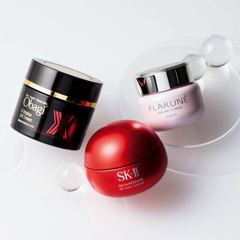 1. フラルネ コクメルティクリーム 年齢や気温の低下などで調子が気になる大人の肌に。セラミドやコラーゲンなど4種の重要な成分を配合。 30g ¥6,600/アルビオン 2. SK-Ⅱ スキンパワー リニュー クリーム たるみは、頬の上半分のゆるみから始まることに着目。SK-ⅡおなじみのピテラTM×クマル酸×シャクヤクエキスの新処方で、ゆるんだ上頬にハリを与える。 50g ¥18,700(編集部調べ)/SK-Ⅱ 3. オバジX バイタライズ k リフトクリーム ハリのメカニズム解明に基づき、新成分を開発。さらに角層の奥深くまで浸透させる技術により、あふれるハリ・弾力を実現する。 50g ¥11,000/ロート製薬